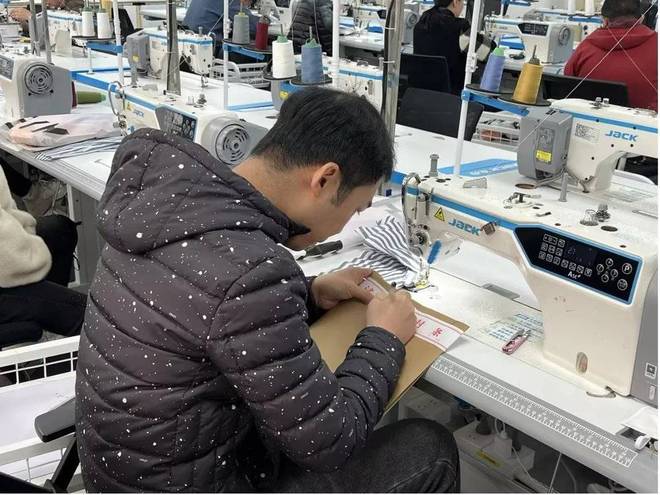 _重构服装设计_服装结构重组的创意设计