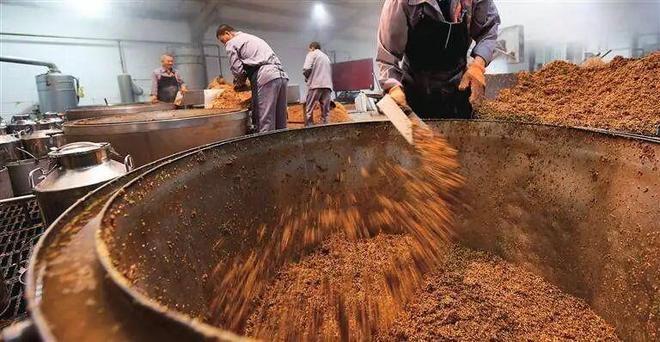 90年九里春军酒什么价位__新的八大名酒有收藏价值吗