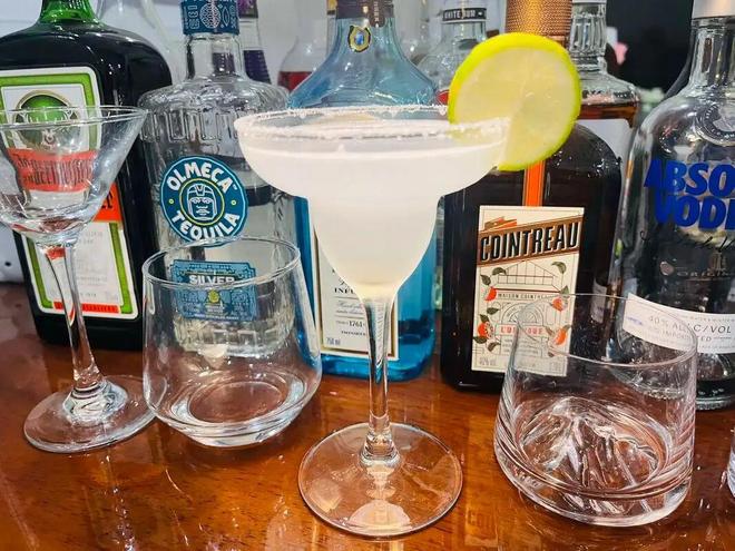 _90年九里春军酒什么价位_新的八大名酒有收藏价值吗