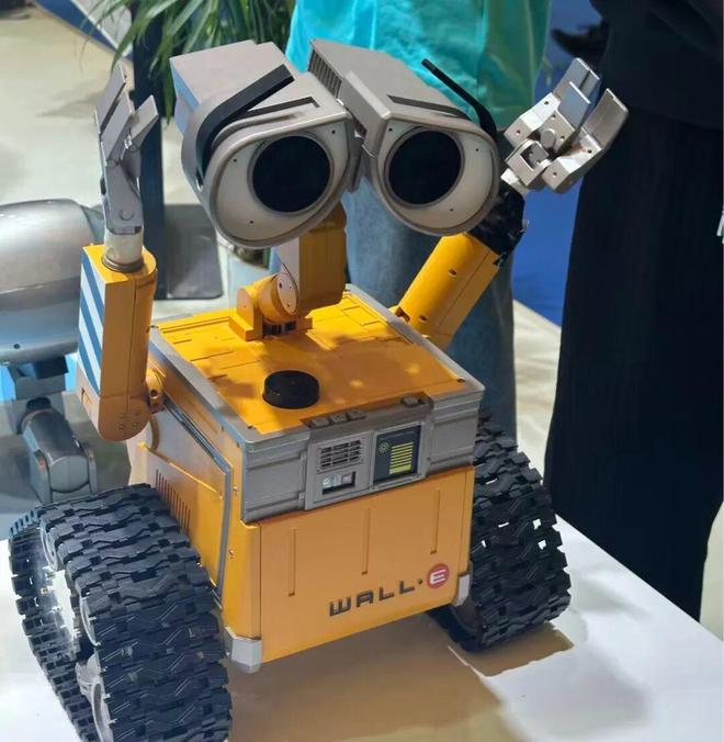 从展台到客厅与厨房，机器人加快走进日常 | 直击AWE 2026