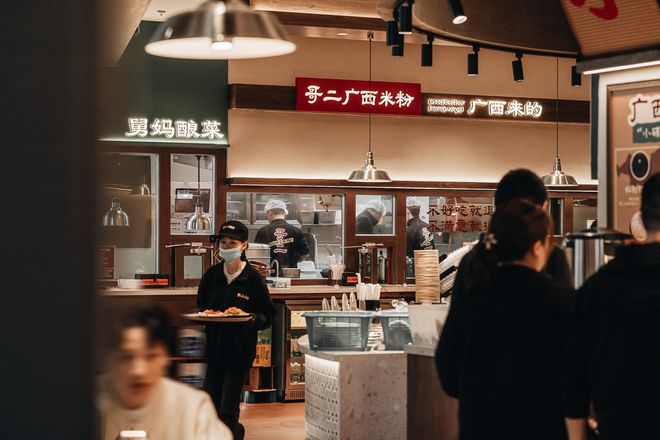 70后饭吧排队_中国警犬排队打饭_