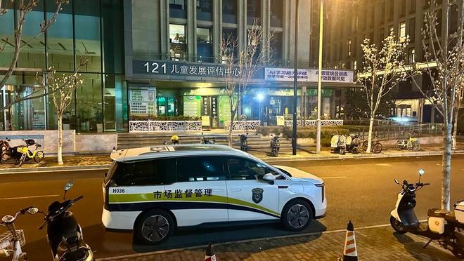 3·15曝光“物理增高”骗局，杨浦涉事门店大门紧闭，负责人被要求连夜回沪_3·15曝光“物理增高”骗局，杨浦涉事门店大门紧闭，负责人被要求连夜回沪_
