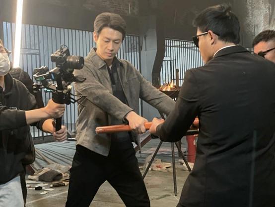 短剧红利狂欢下：屏幕里手握数亿元的“霸总”，屏幕外追要万元欠薪？__短剧红利狂欢下：屏幕里手握数亿元的“霸总”，屏幕外追要万元欠薪？