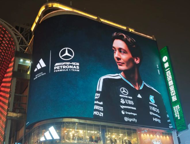 “花480进场没座位只能猫在草丛里看”，围观这个「有钱老登社交活动」成上海打工人最拉风娱乐项目？_“花480进场没座位只能猫在草丛里看”，围观这个「有钱老登社交活动」成上海打工人最拉风娱乐项目？_