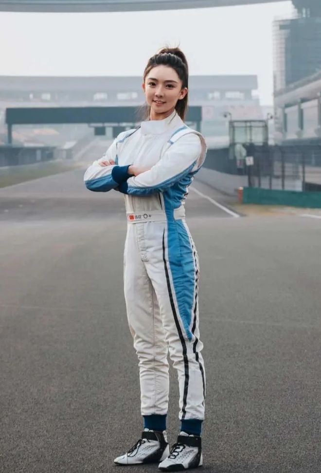 “花480进场没座位只能猫在草丛里看”，围观这个「有钱老登社交活动」成上海打工人最拉风娱乐项目？__“花480进场没座位只能猫在草丛里看”，围观这个「有钱老登社交活动」成上海打工人最拉风娱乐项目？