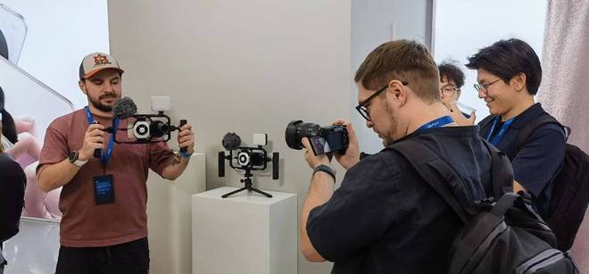 一根黄色胶带，给他拽来了16个亿