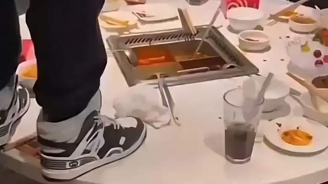 海底捞老板张勇视频__张勇卖掉海底捞