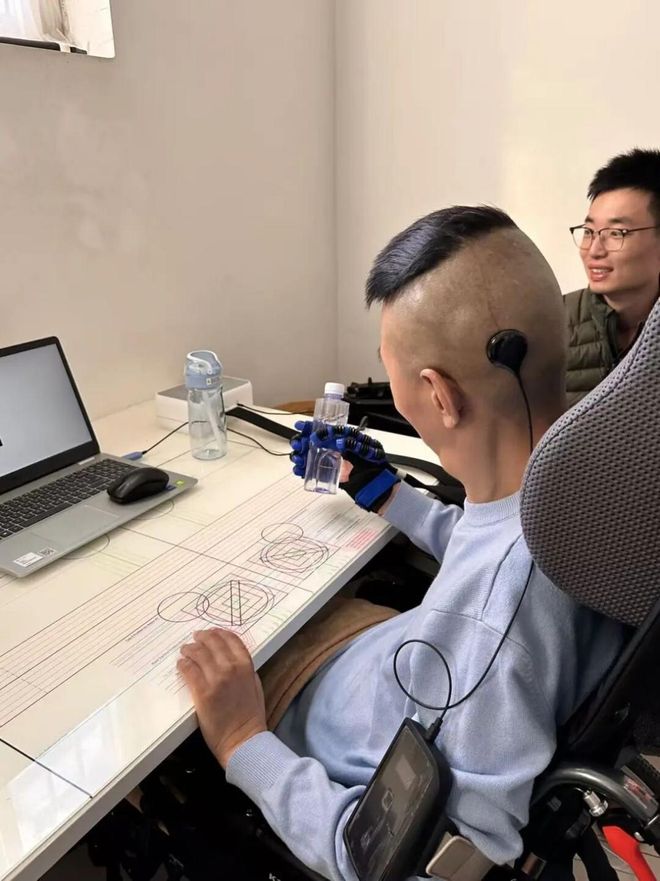 _脑机接口发布会_国内首例脑机接口