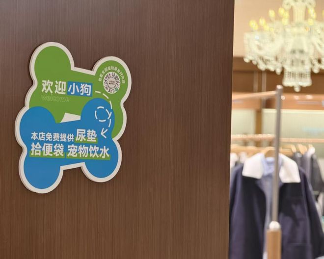 因「增设4个女厕所」被网暴，这家“卫生巾免费自取、创办女子夜校”的商场还在为女性友好做更多？__因「增设4个女厕所」被网暴，这家“卫生巾免费自取、创办女子夜校”的商场还在为女性友好做更多？