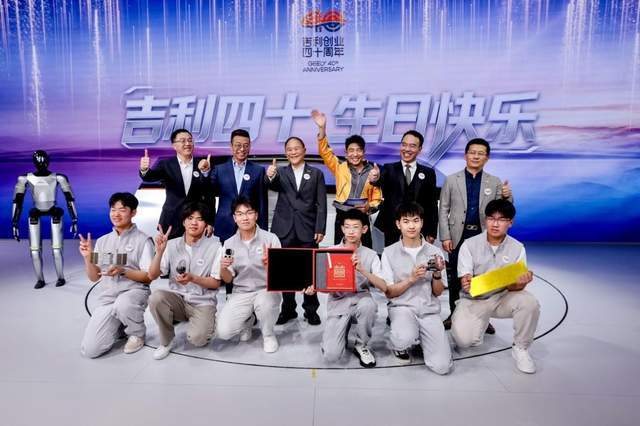 李书福撒贝宁再同框！“跃迁计划”解锁AI时代人才密码