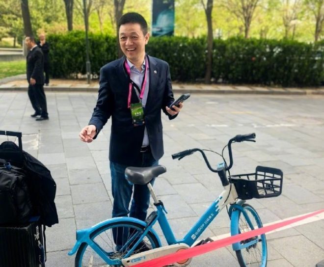 省到骨子里的李斌，正在给乐道疯狂氪金