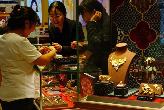 金价惊魂50天！从1700疯抢到1500割肉：有人赚60万，有人倒欠5万_金价惊魂50天！从1700疯抢到1500割肉：有人赚60万，有人倒欠5万_